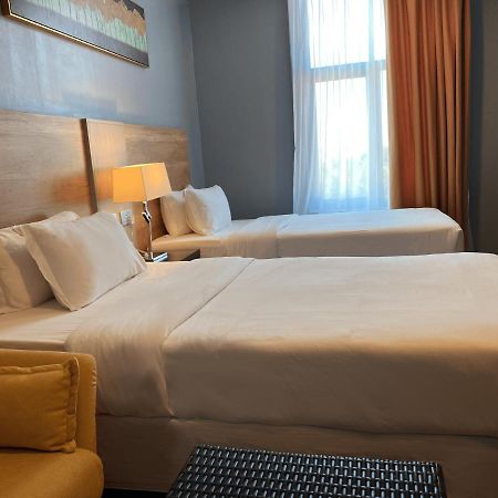The Lanes Hotel Tutong Esterno foto
