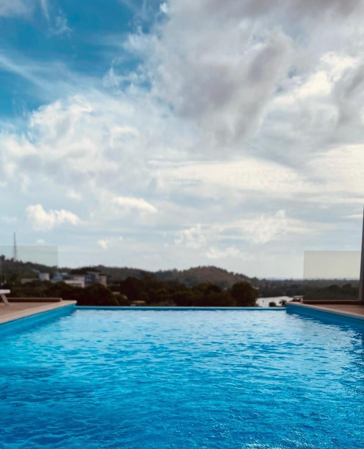 The Lanes Hotel Tutong Esterno foto