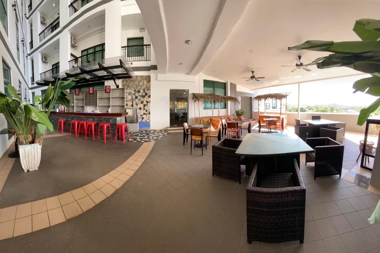 The Lanes Hotel Tutong Esterno foto