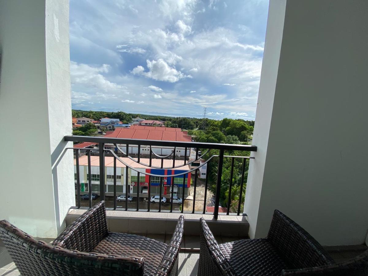 The Lanes Hotel Tutong Esterno foto