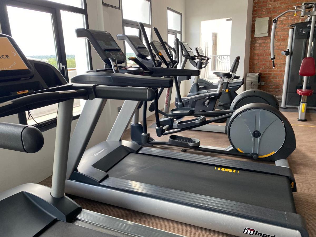 The Lanes Hotel Tutong Esterno foto