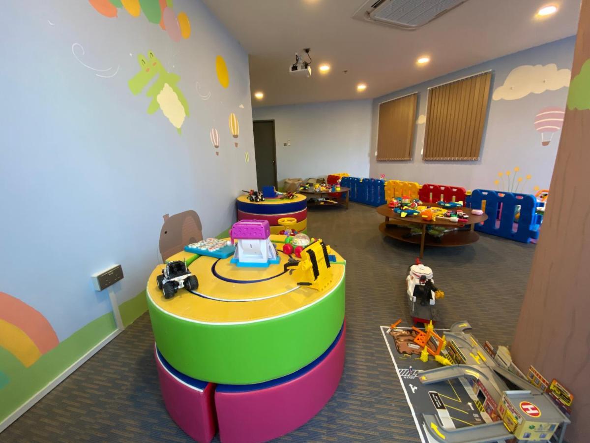 The Lanes Hotel Tutong Esterno foto