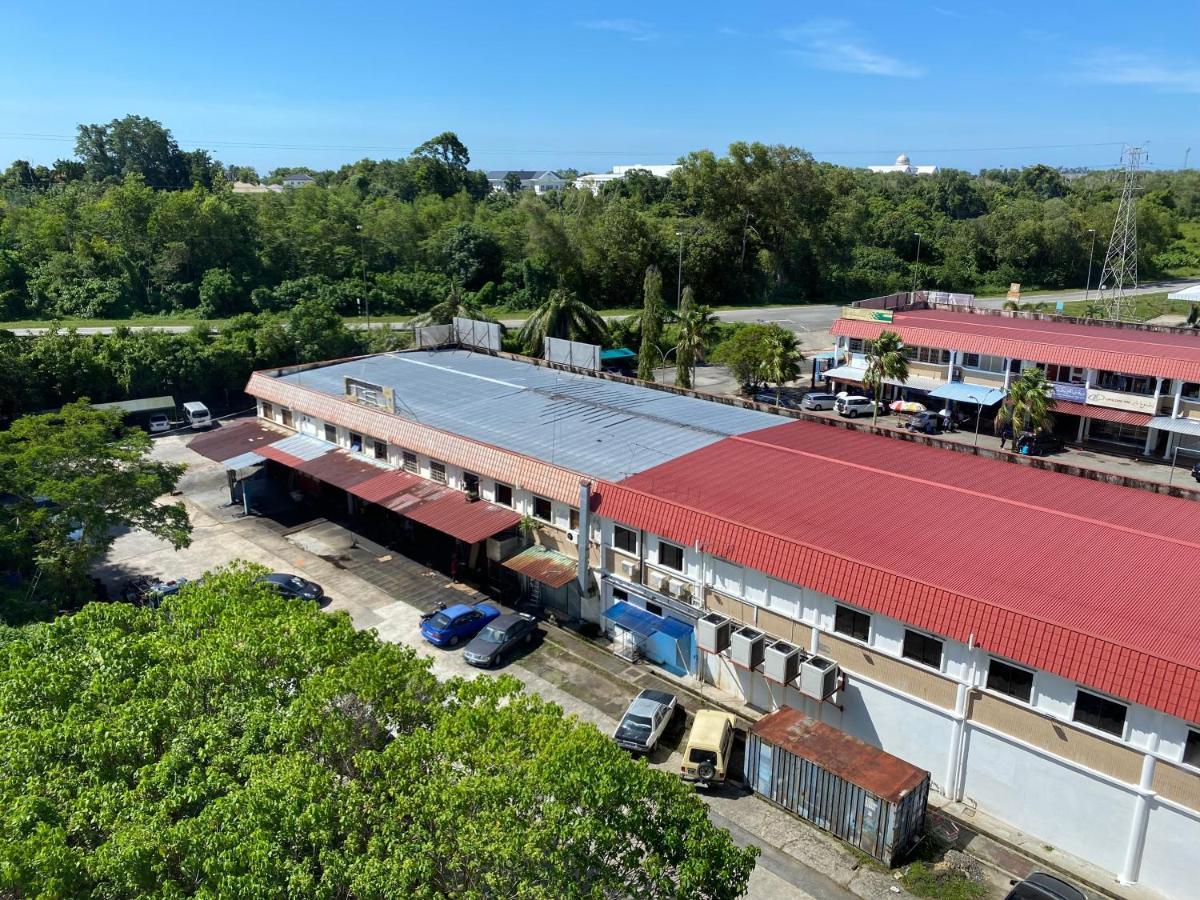 The Lanes Hotel Tutong Esterno foto