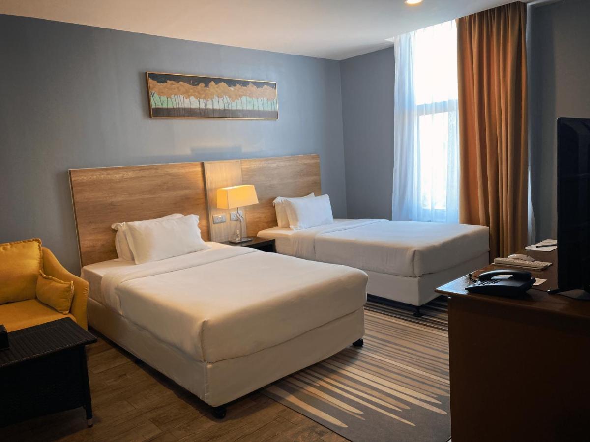 The Lanes Hotel Tutong Esterno foto