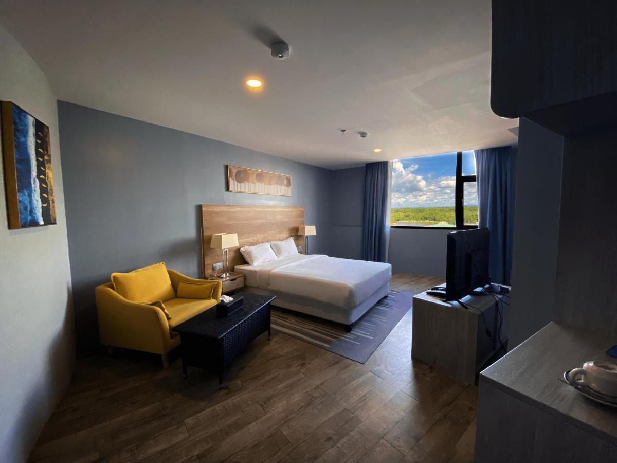 The Lanes Hotel Tutong Esterno foto