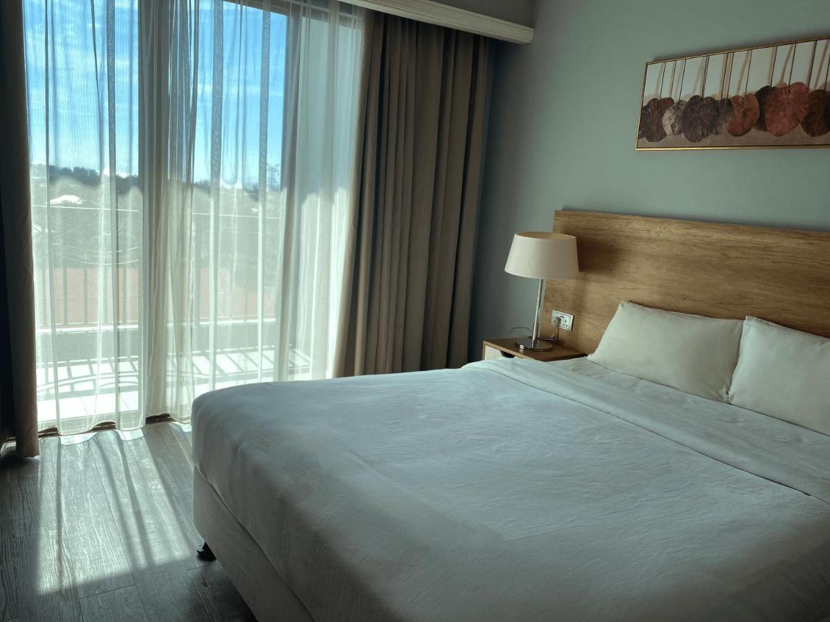 The Lanes Hotel Tutong Esterno foto