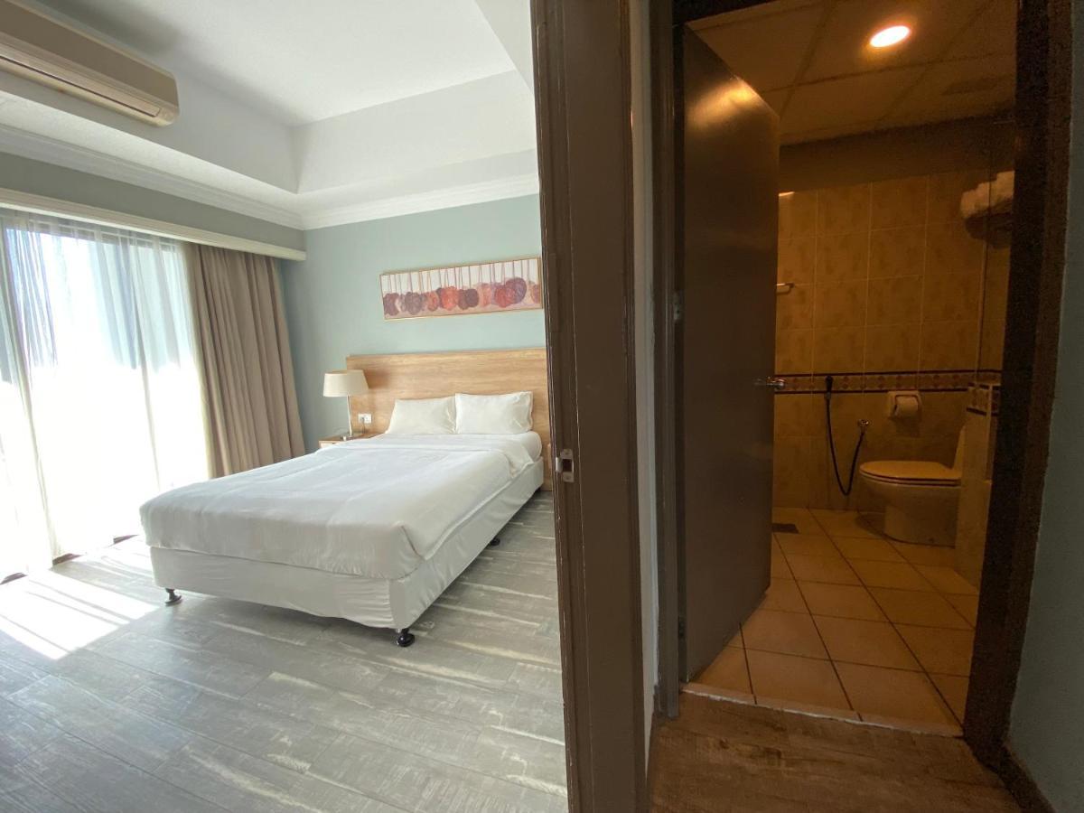 The Lanes Hotel Tutong Esterno foto