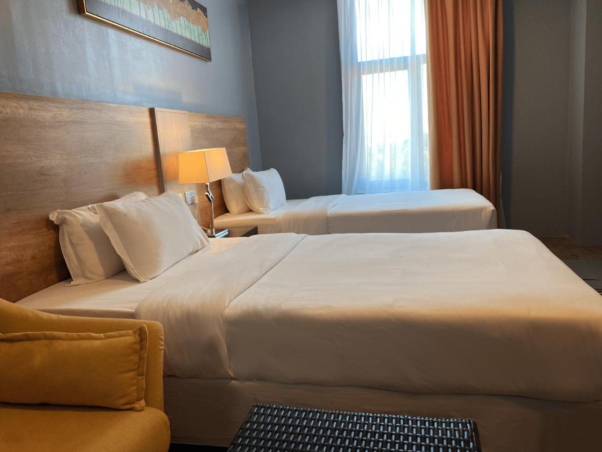 The Lanes Hotel Tutong Esterno foto