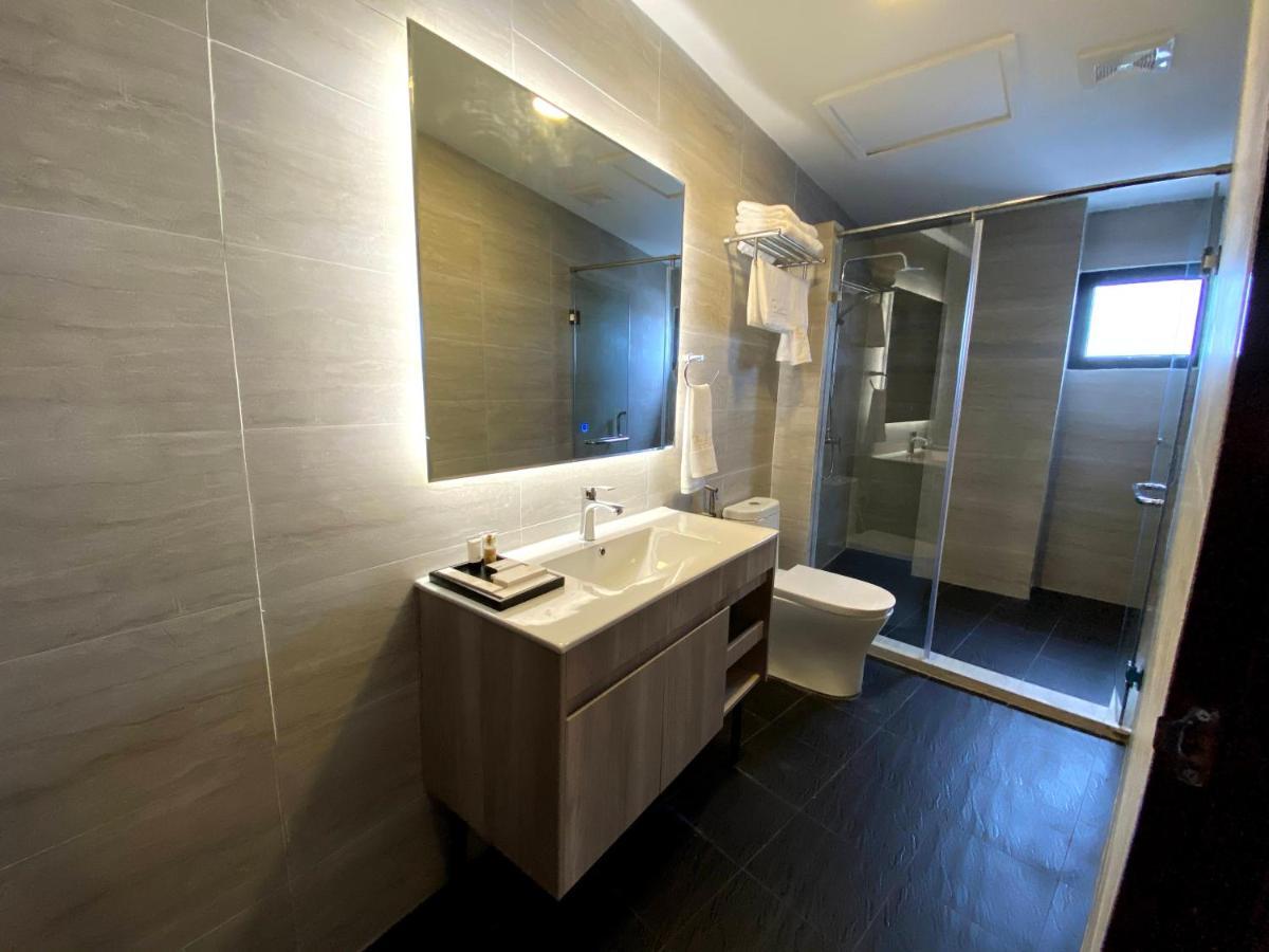 The Lanes Hotel Tutong Esterno foto