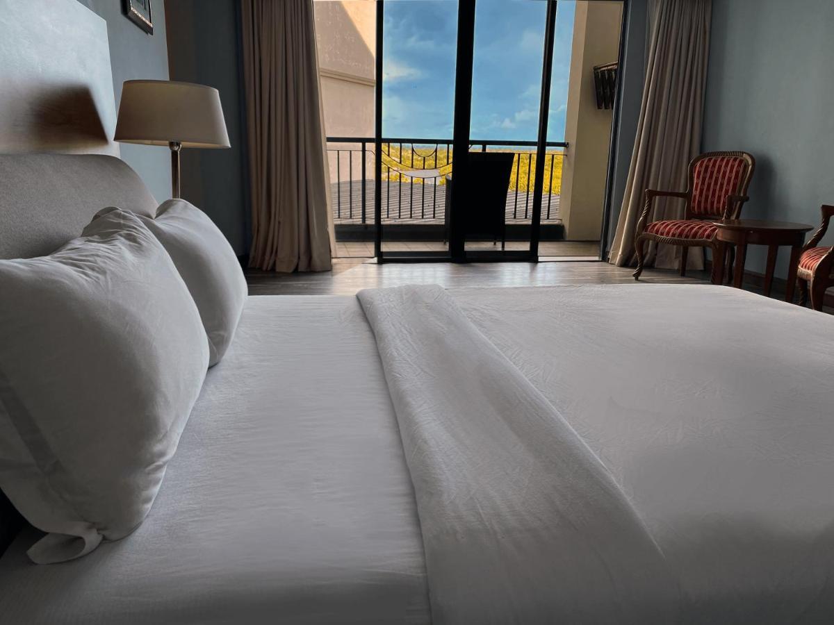 The Lanes Hotel Tutong Esterno foto